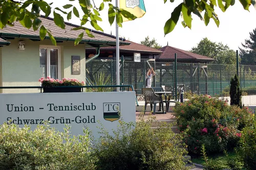 UTC schwarz-grün-gold Tennisanlage